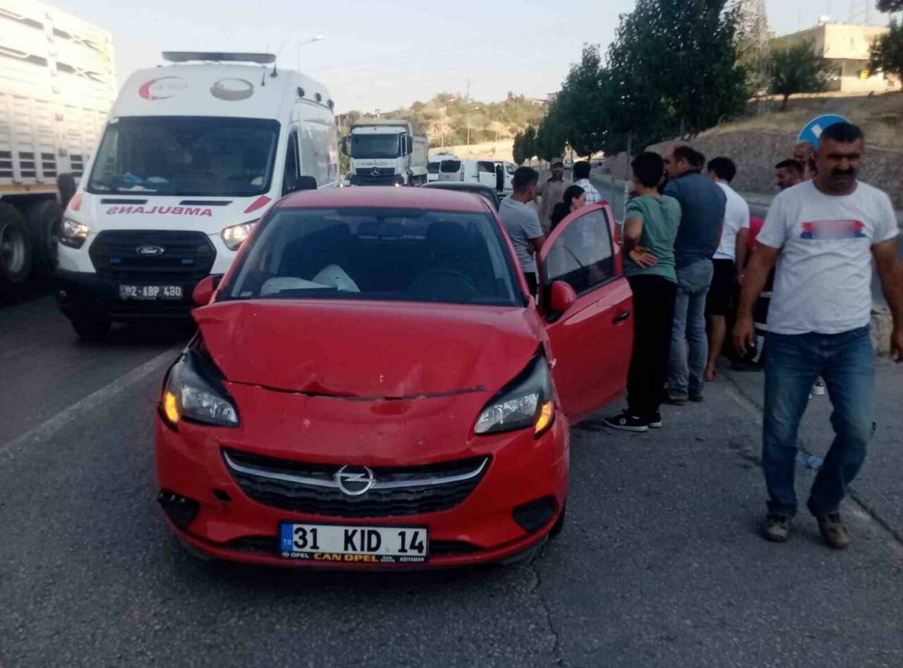 Adıyaman’da yola dökülen yağ nedeniyle 6 aracın bir birine girmesi