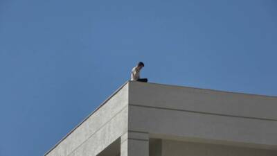  Adıyaman’da, bir şahıs 3 aydır maaş alamadığı iddiasıyla canına kıymak