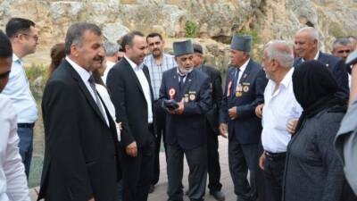 Besni'de, Gaziler Günü dolayısıyla düzenlenen yemekte, gazilerin kahramanlıkları ve fedakarlıkları