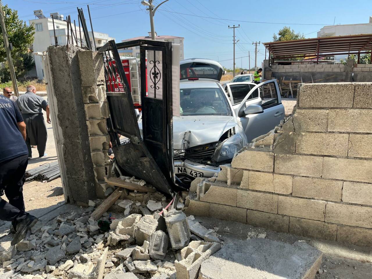 Adıyaman’da Bahçe Duvarına Çarpan Otomobilin Sürücüsü Yaralandı