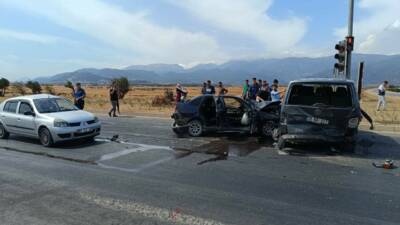 Gaziantep'in İslahiye ilçesinde meydana gelen zincirleme trafik kazasında 3 araç