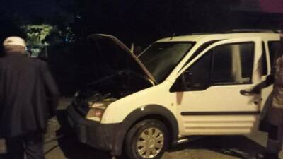 Gölbaşı'nda park halinde bulunan bir hafif ticari aracın motor kısmı