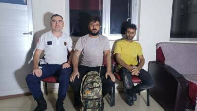 Adıyaman Atatürk Baraj Gölü'nde tekneleri alabora olan iki vatandaş, jandarma