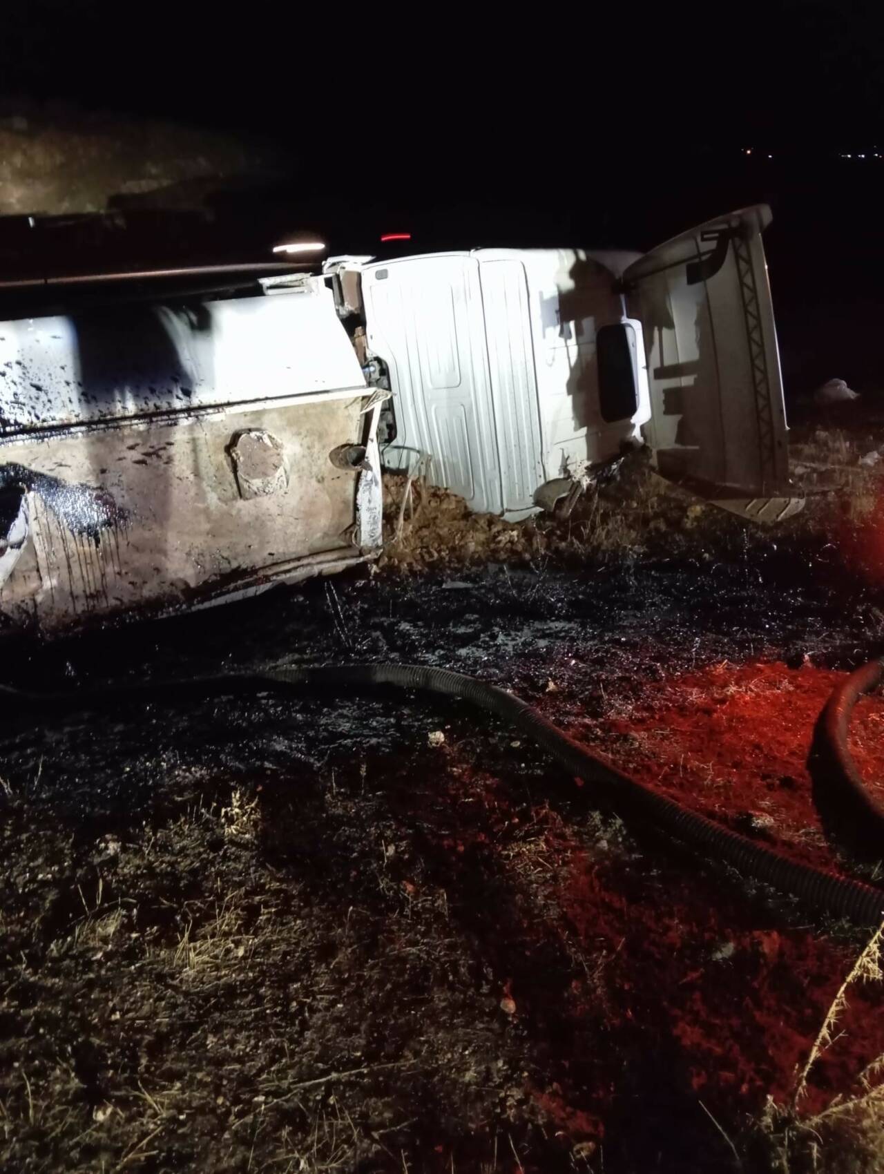 Diyarbakır’ın Ergani ilçesinde, sürücüsünün direksiyon hakimiyetini kaybetmesi sonucu bir tanker