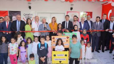 Ünlü sanatçı Gülben Ergen, Çocuklar Gülsün Diye Derneği olarak Kahta’da