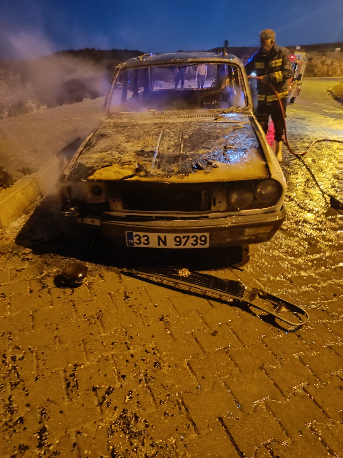 Besni'de, seyir halindeyken alev alan bir otomobil kullanılamaz duruma geldi.