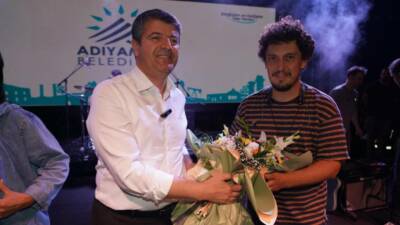 Adıyaman Belediyesi, üniversiteye yeni başlayan öğrenciler için Pinhani konseri düzenledi.