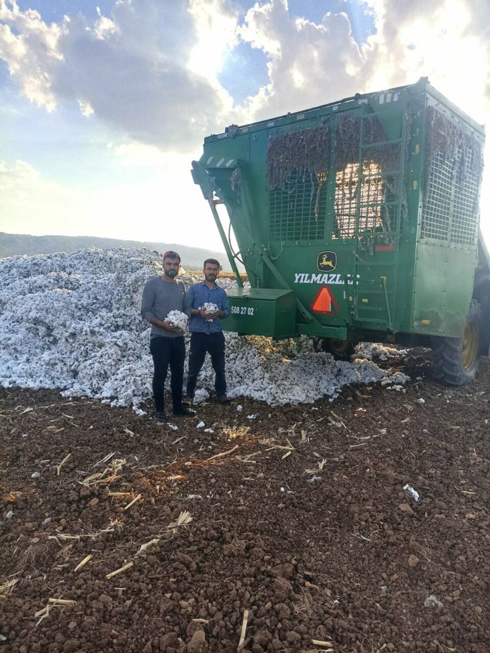 Besni’de Beyaz Altın Hasadı Başladı