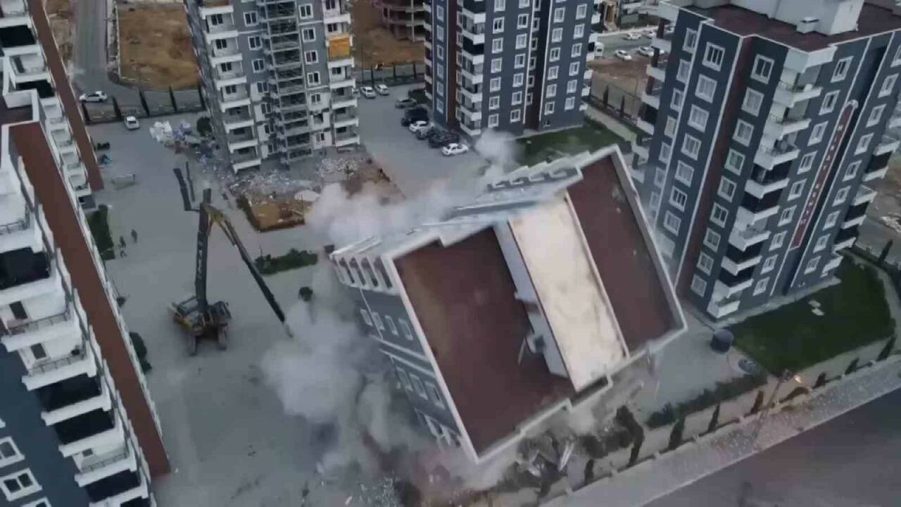 Adıyaman'da 6 Şubat depremlerinde hasar gören 9 katlı bir binanın