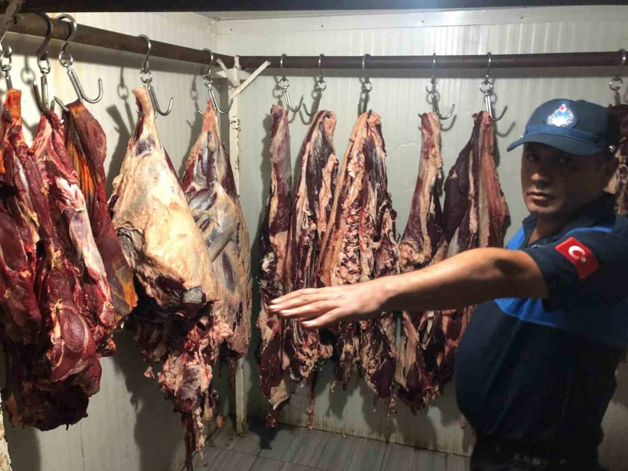 Adıyaman’da yapılan denetimlerde 361 kilogram kaçak et ele geçirildi ve