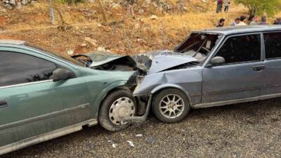 Adıyaman'da, iki otomobilin kafa kafaya çarpışması sonucu 4 kişi yaralandı.