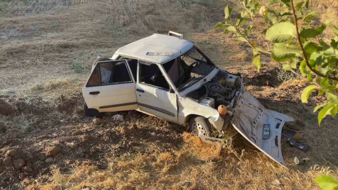 Adıyaman’da Otomobil Şarampole Yuvarlandı