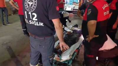 Şanlıurfa’nın Eyyübiye ilçesinde bir ambalaj fabrikasında eli makineye sıkışan işçi,