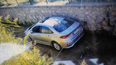  Gölbaşı'nda  meydana gelen trafik kazasında, otomobilin bariyerlere çarpıp