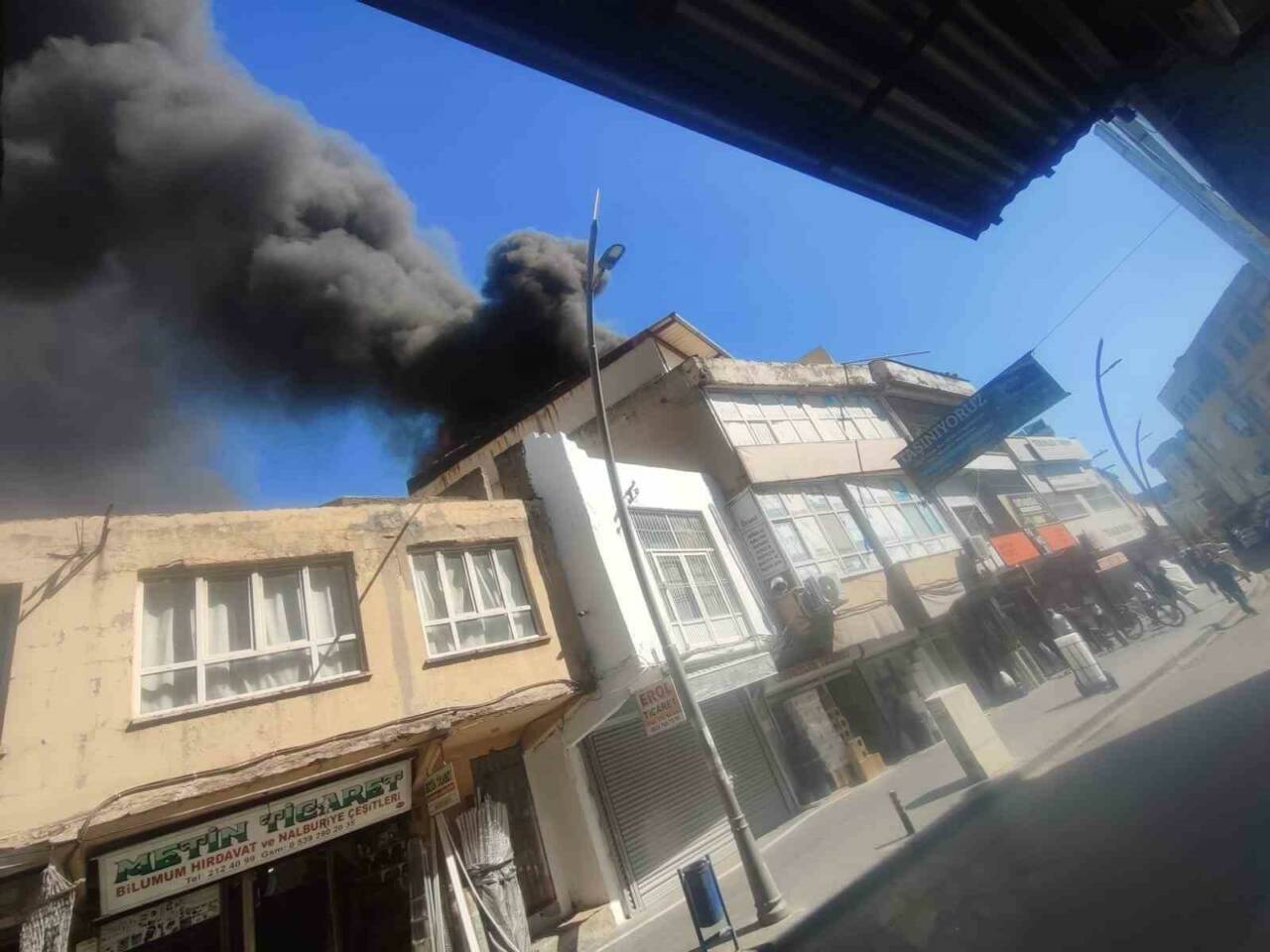 Batman’ın Çarşı Mahallesi’nde bulunan 3 katlı bir iş yerinin çatı