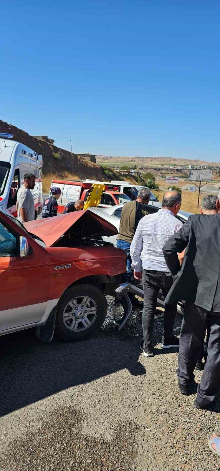 
Batman’ın Kozluk ilçesinde meydana gelen kazada, iki aracın kafa kafaya