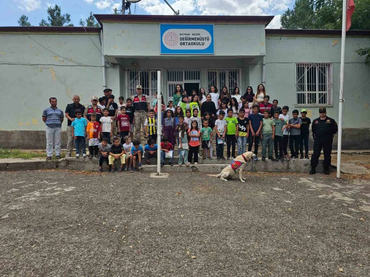 BATMAN’DA JANDARMA EKİPLERİ OKULUN İLK GÜNÜNDE ÖĞRENCİLERİ YALNIZ BIRAKMADI