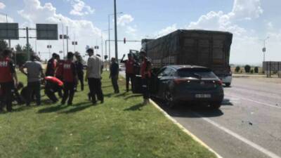 Seyir halindeki bir otomobil, önünde seyreden kamyona çarptı. Kazada bir