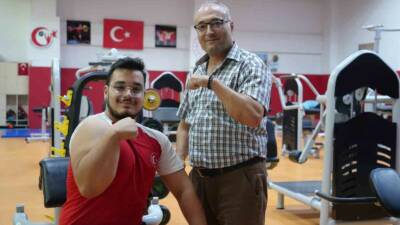Kilis’te bilek güreşi antrenörü babasının tavsiyesi üzerine bilek güreşine yönelen