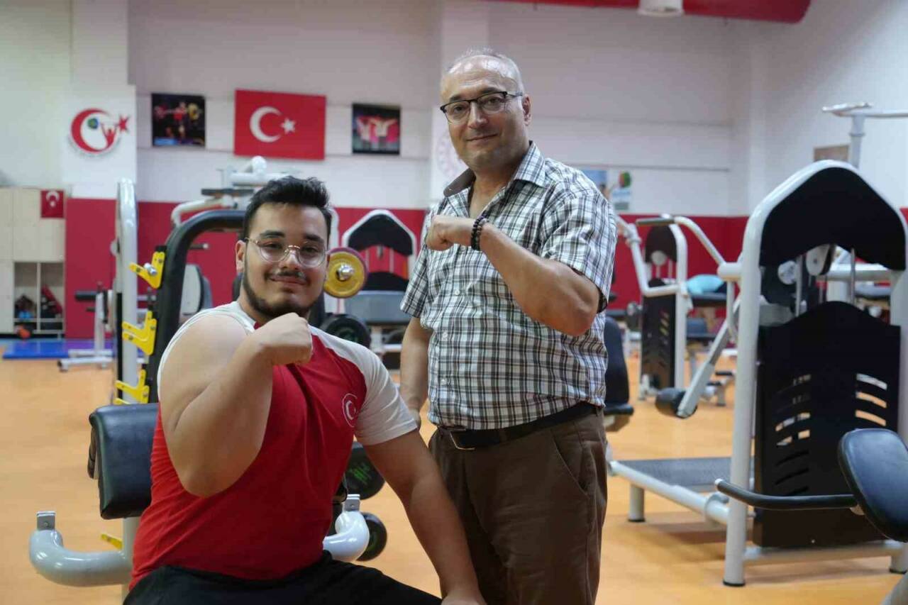 Kilis’te bilek güreşi antrenörü babasının tavsiyesi üzerine bilek güreşine yönelen
