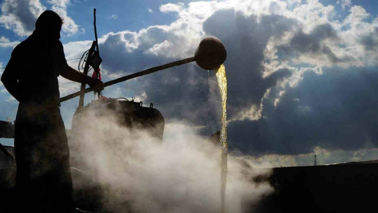 Gaziantep'te asırlardır süregelen geleneksel yöntemlerle üzüm pekmezi üretimi devam ediyor.
