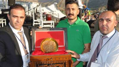 Batman'ın Sason ilçesinde düzenlenen festivalde, yöreye özgü doğal çiçek balı
