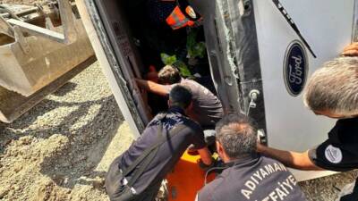 Adıyaman’da meydana gelen kazada, devrilen kamyonun içinde sıkışan sürücü itfaiye