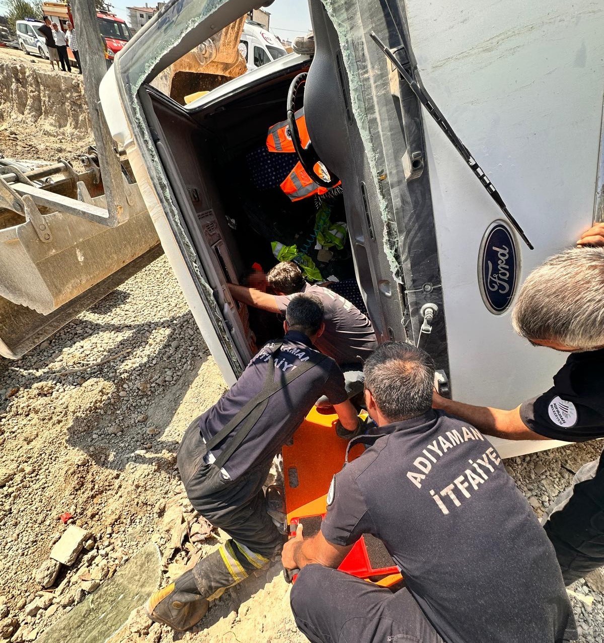 Adıyaman’da Kamyon Devrildi: Sıkışan Sürücü İtfaiye Ekiplerinin Müdahalesiyle Kurtarıldı