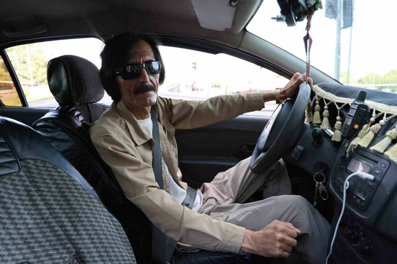 Diyarbakır'da taksici olarak çalışan amatör sanatçı Ahmet Yıldırım, yolcularına sadece