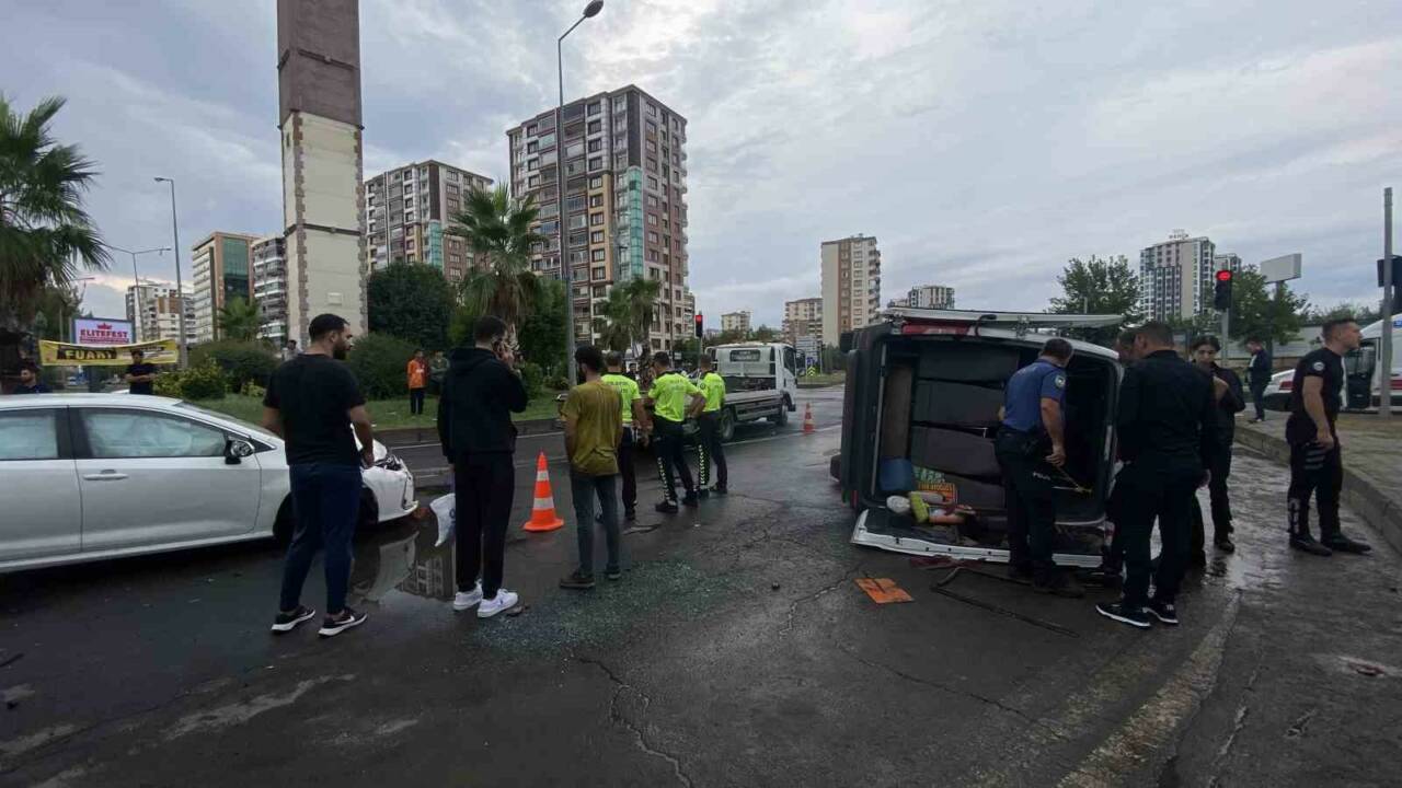 Diyarbakır’da otomobil ile şehir içi minibüsün çarpışması sonucu 1’i bebek
