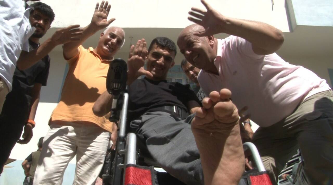 Şanlıurfa’da hayırseverlerin katkılarıyla 20 engelli birey akülü tekerlekli sandalyesine kavuştu.