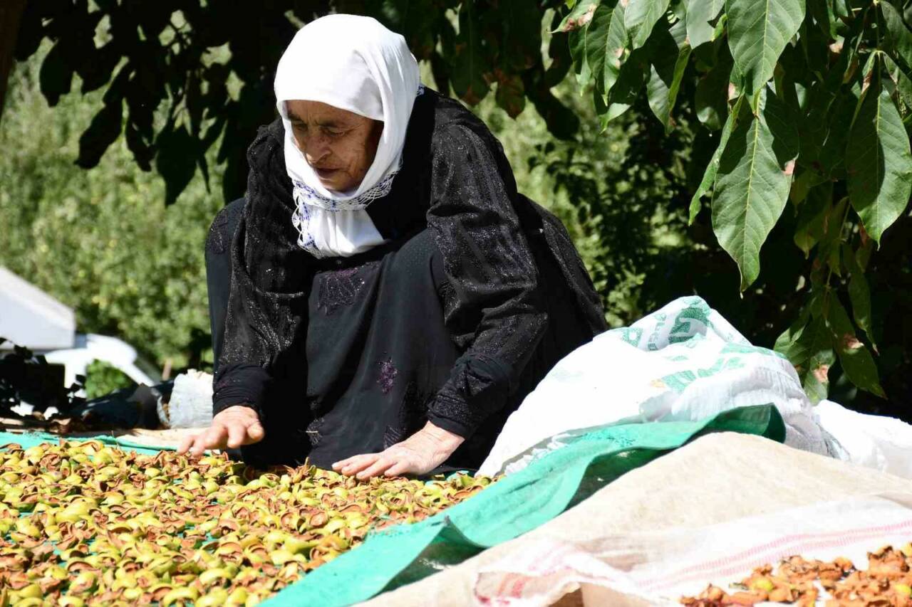 Şırnak’ın Beytüşşebap ilçesinde havaların soğumasıyla birlikte kış hazırlıkları hız kazandı.