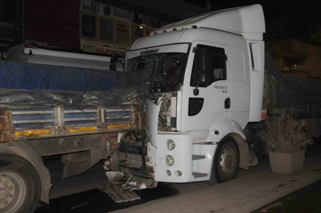 Şırnak'ın Cizre ilçesinde fren sisteminde arıza yaşayan bir tır, önündeki