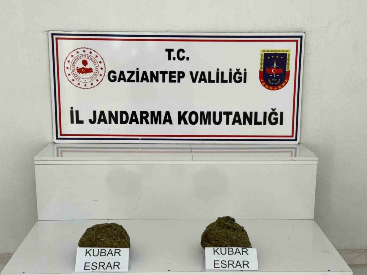 Gaziantep'te jandarma ekipleri, gerçekleştirdikleri bir operasyonla bir araçta 1 kilo