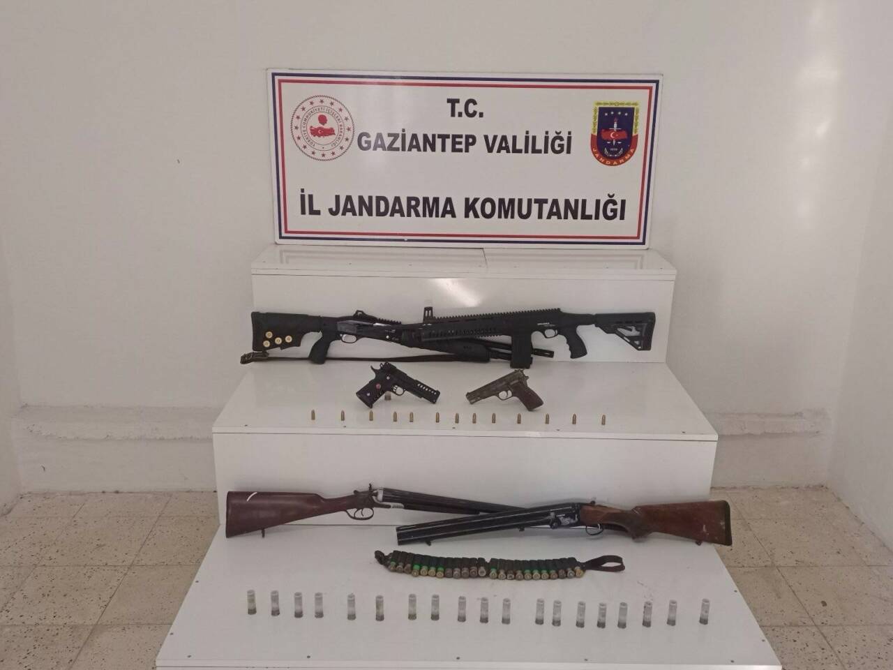 Gaziantep'te, ruhsatsız silahların ele geçirildiği bir operasyon gerçekleştirildi. İl Jandarma