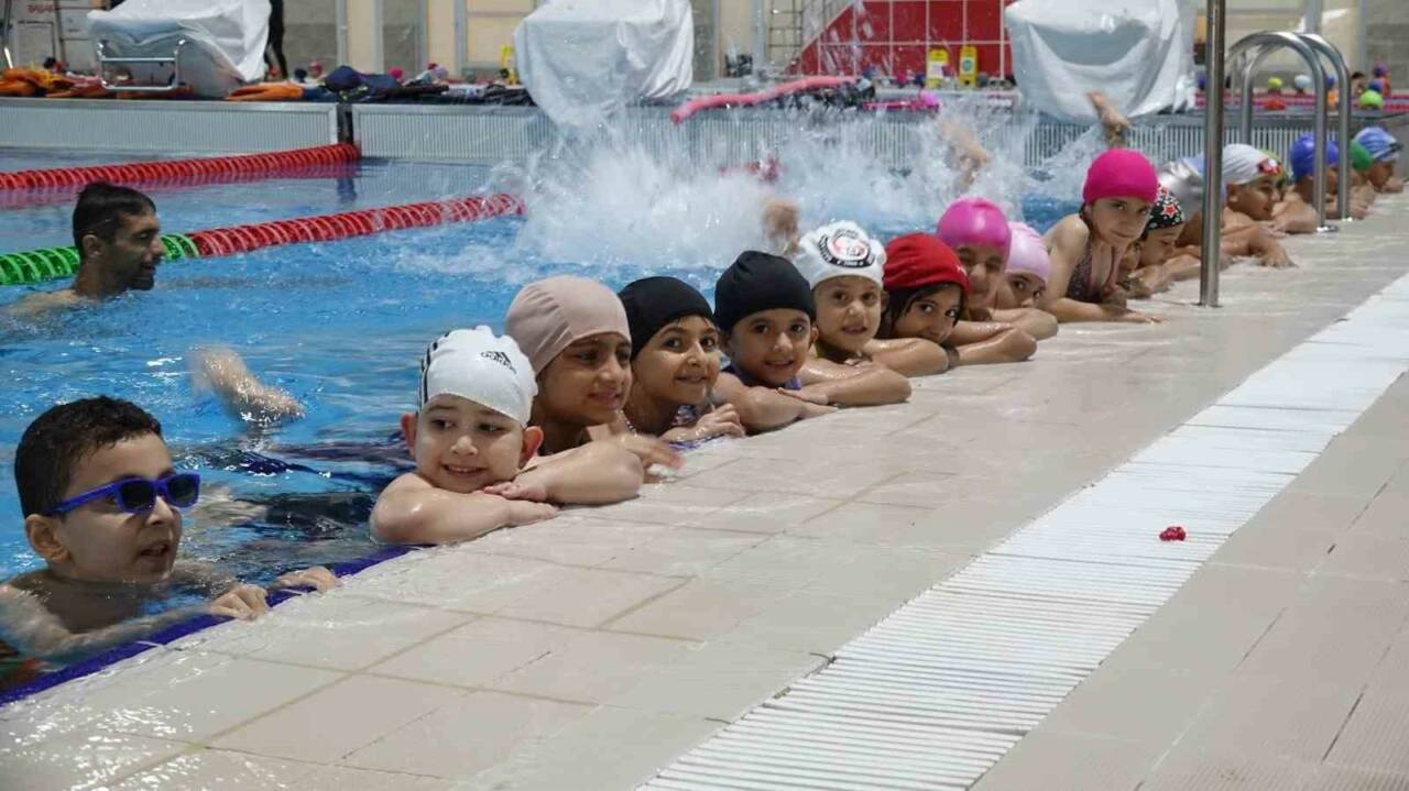 Gençlik ve Spor Bakanlığı’nın "Yüzme Bilmeyen Kalmasın Projesi" çerçevesinde, Gaziantep’te