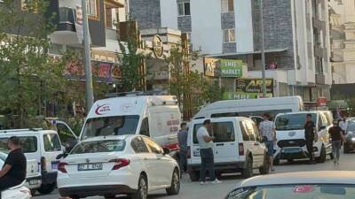 Gaziantep’in Şahinbey ilçesi Akkent Mahallesi'nde bulunan bir berber dükkanında, tüfeğiyle