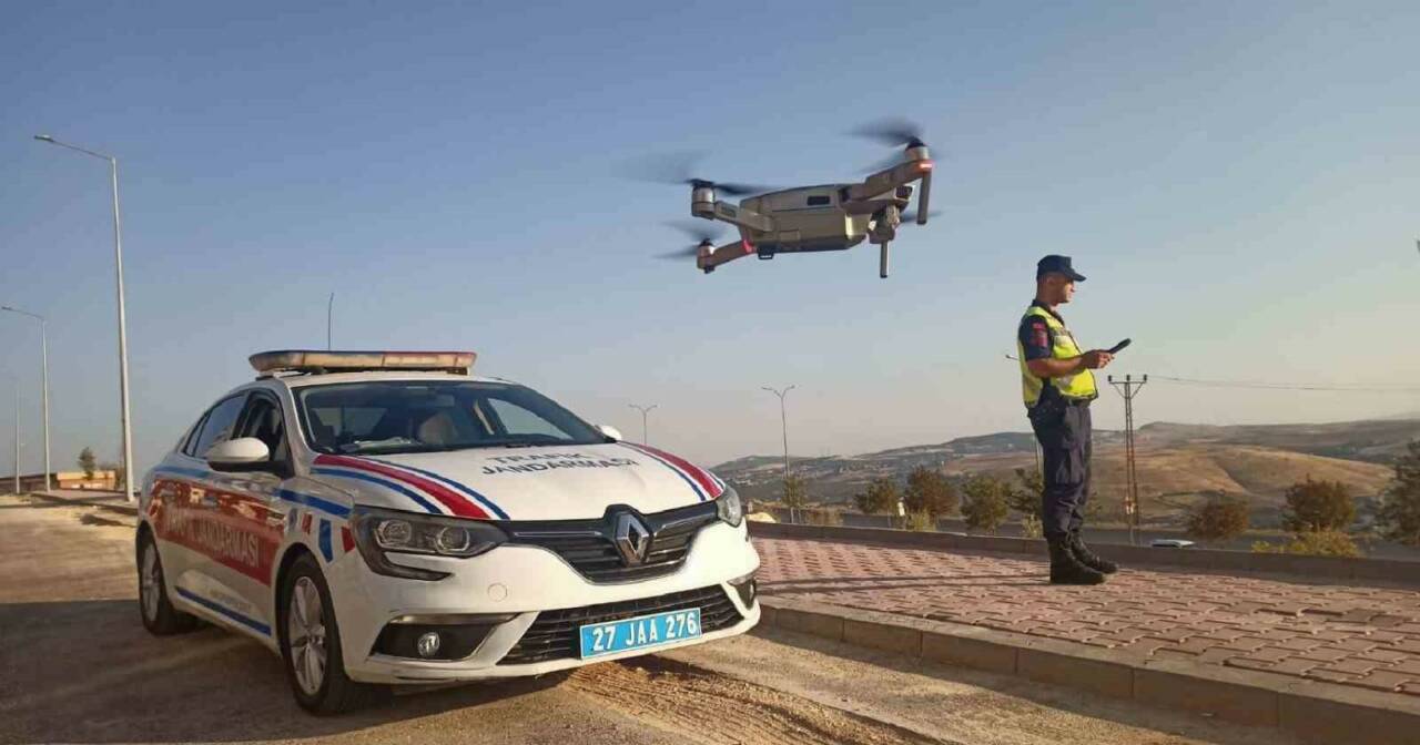 Gaziantep’te jandarma ekipleri, drone destekli trafik denetimlerinde 70 sürücüye toplam