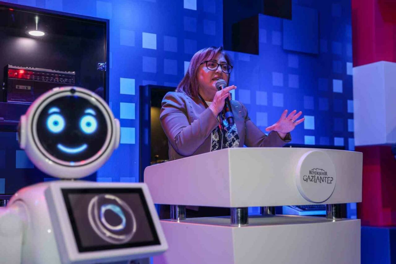 Müzeyyen Erkul Gaziantep Bilim Merkezi’nde ’Yapay Zeka ve Dijital Yaşam’