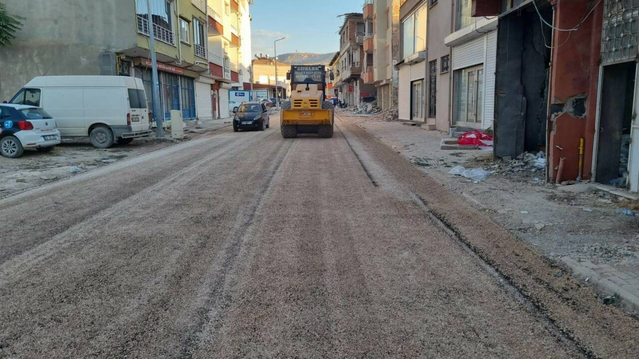Adıyaman’ın Gölbaşı ilçesinde, belediye ekipleri tarafından yol yapım ve onarım