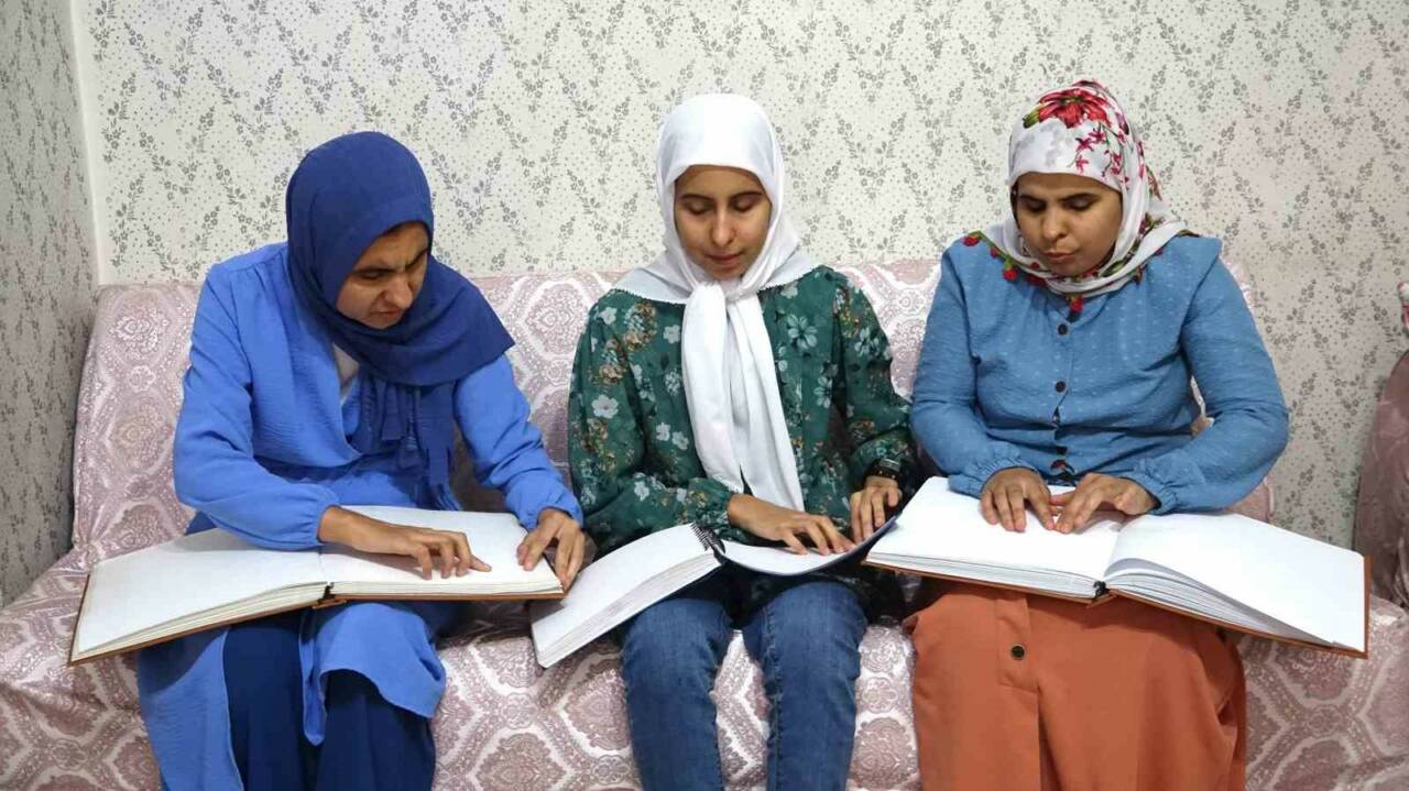 Gaziantep'te doğuştan görme engelli olan üç kız kardeş, Kur'an-ı Kerim'e
