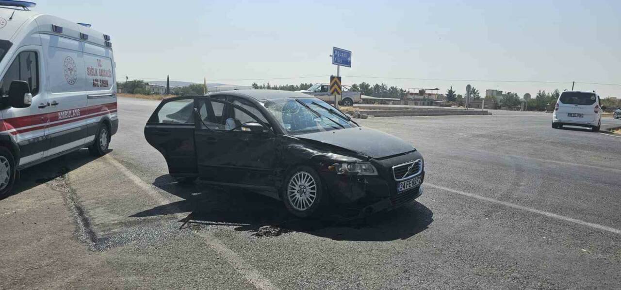 Kavşakta Trafik Kazası: 2 Kişi Yaralandı