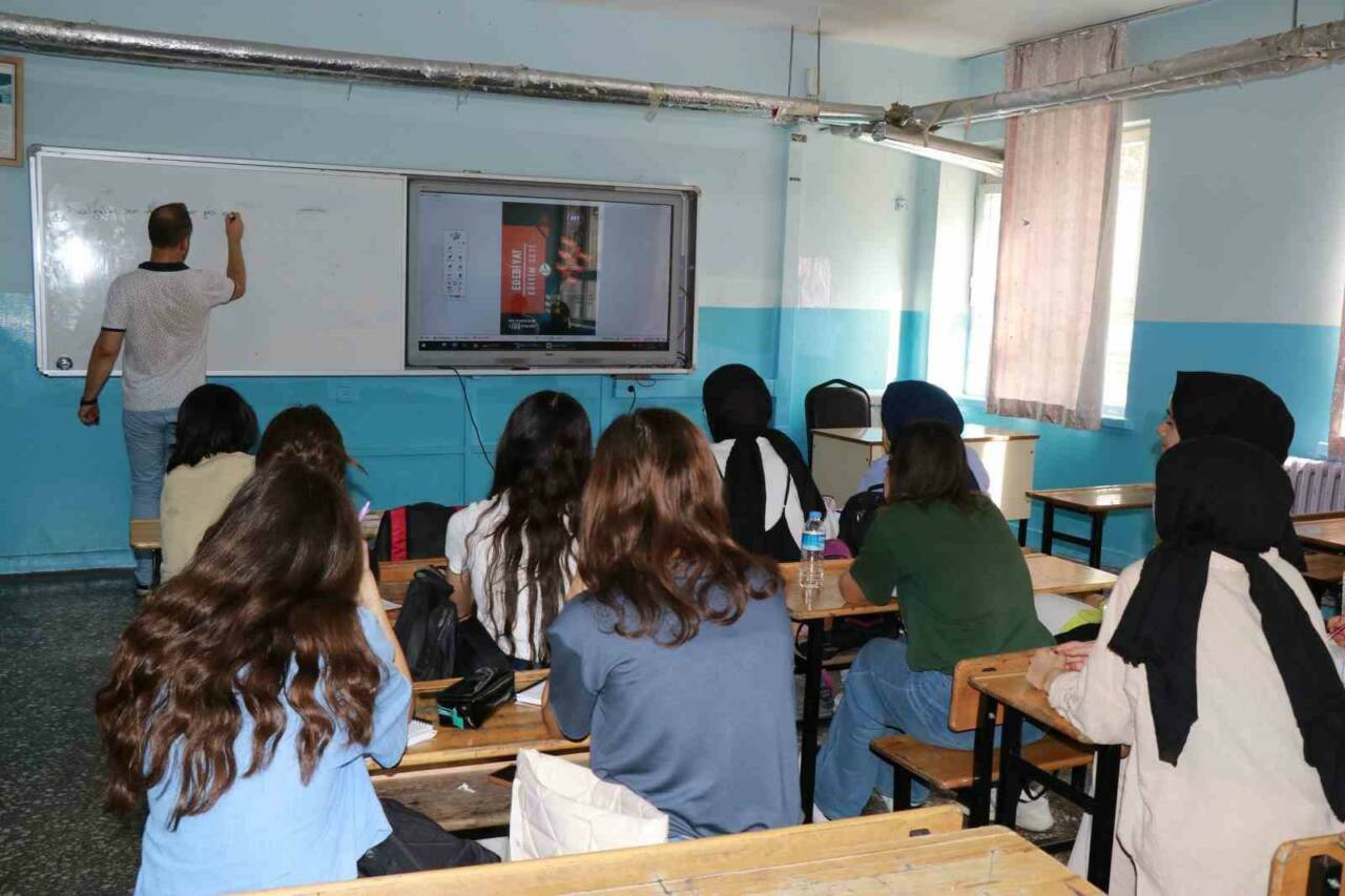 Haliliye Belediyesi Ücretsiz Dershane Hizmetiyle Gençlerin Yanında