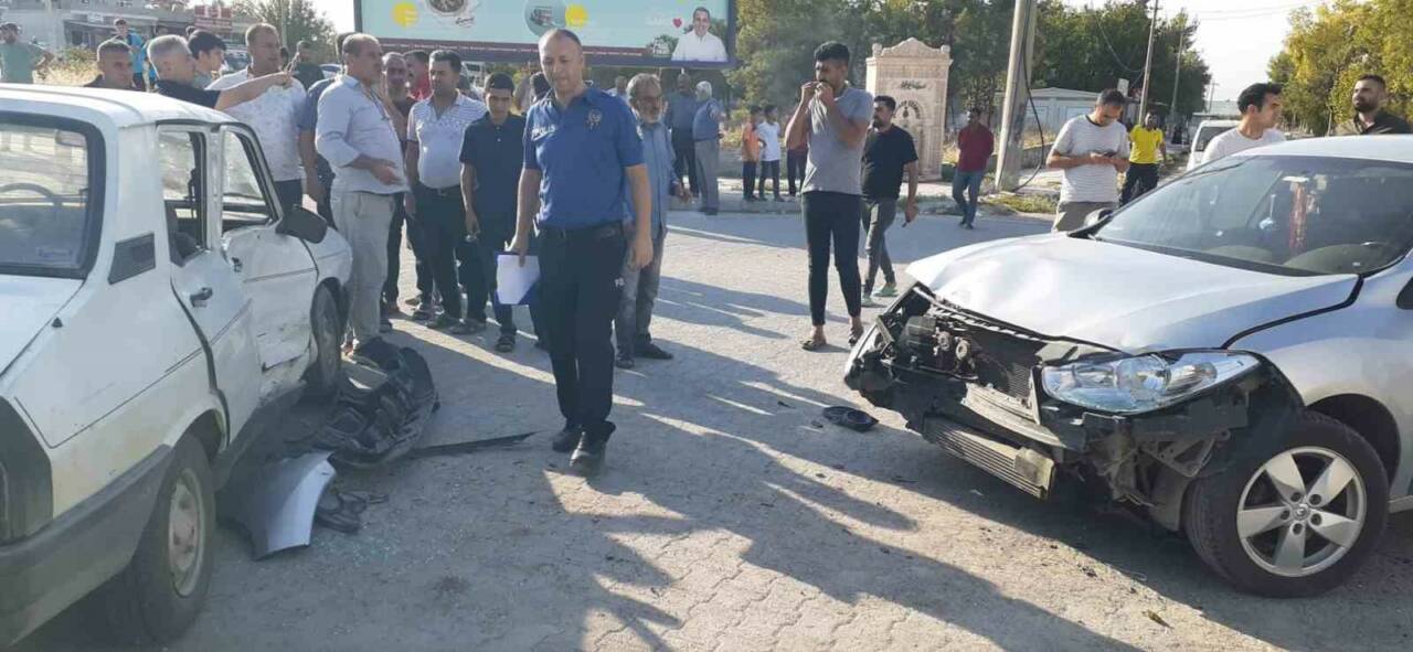  Samsat'ta, iki otomobilin çarpışması sonucu 2 kişi yaralandı.