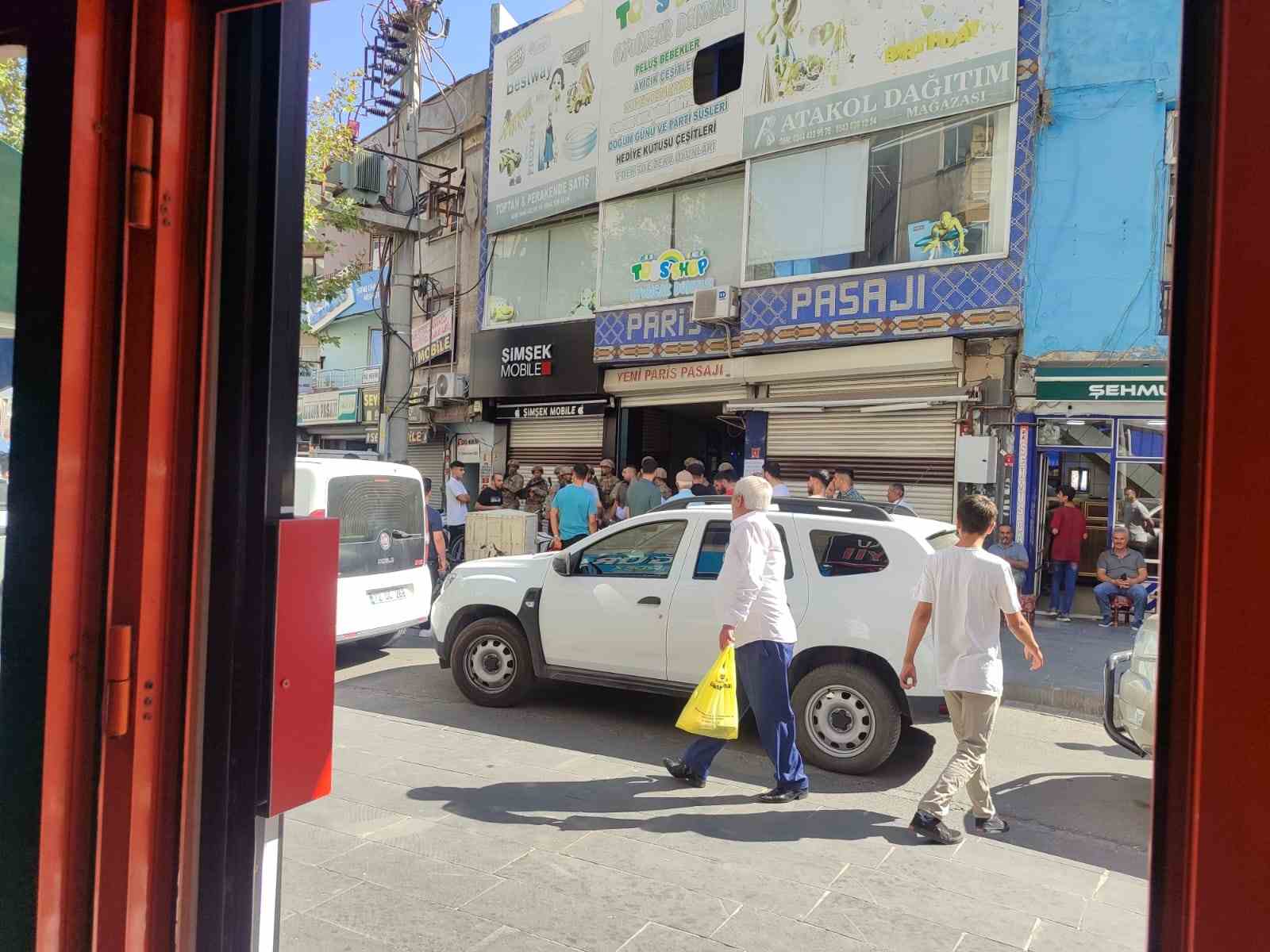 Batman İl Jandarma Komutanlığı, kent merkezindeki bir pasajda düzenlediği operasyonda