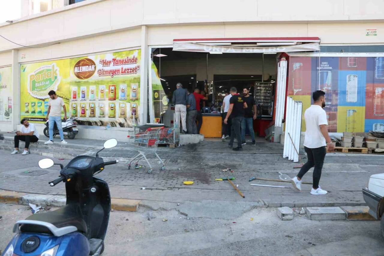 Şanlıurfa’nın Karaköprü ilçesinde sabah saatlerinde kontrolden çıkan bir otomobil, markete