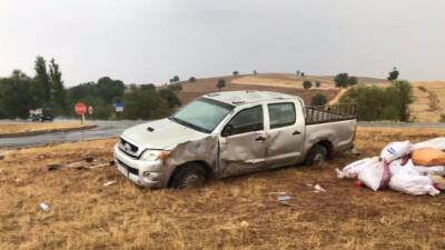 Adıyaman’ın Gölbaşı ilçesinde etkili yağışlar sonrası kayganlaşan yolda meydana gelen