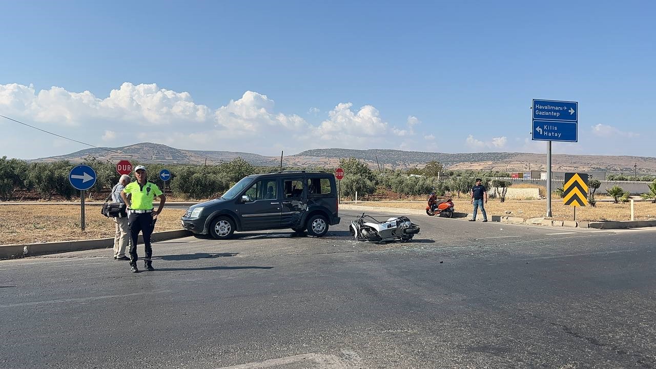 Motosiklet ile Hafif Ticari Araç Çarpıştı: 1’i Ağır 2 Yaralı