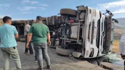Siirt’in Eruh ilçesinde kömür yüklü bir tırın devrilmesi sonucu Siirt-Şırnak