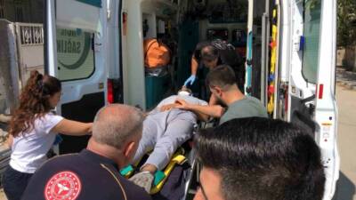 Adıyaman’ın Sümerevler Mahallesi’nde, direksiyon hakimiyetini kaybeden bir otomobil bahçe duvarına